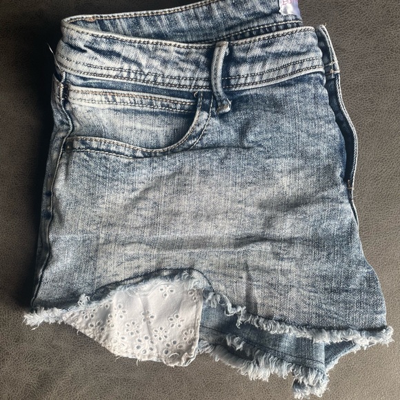 Cut off distressed jean shorts - Picture 4 of 6